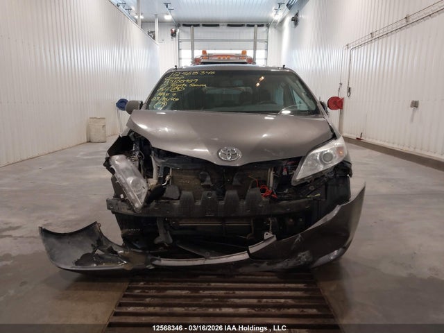 2017 Toyota Sienna Le 7 Passenger მანქანა იყიდება აუქციონზე, vin: 5TDJZ3DC4HS168989, აუქციონის ნომერი: 12568346