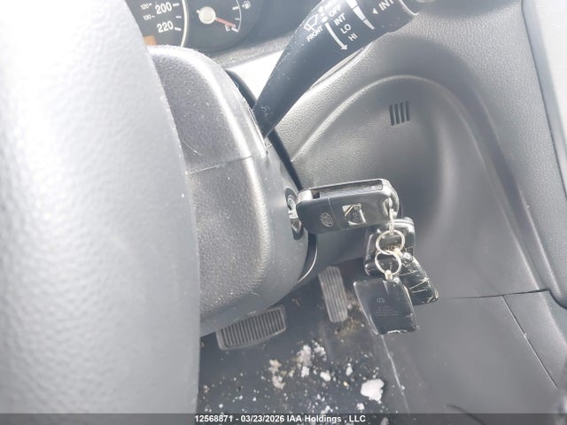 12568871 :رقم المزاد ، KNAHH8A85B7363352 vin ، 2011 Kia Rondo Ex/ex-premium مزاد بيع