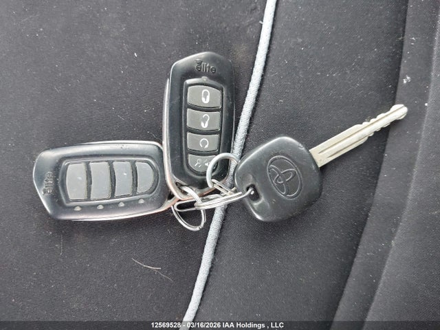 12569528 :رقم المزاد ، 2T1KR32E16C606236 vin ، 2006 Toyota Matrix Xr/xrs مزاد بيع