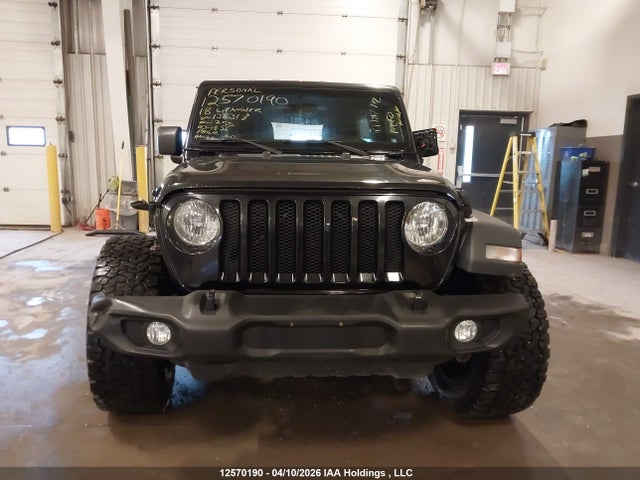 1C4HJXDG8JW138318 Jeep Wrangler Unlimited Sport