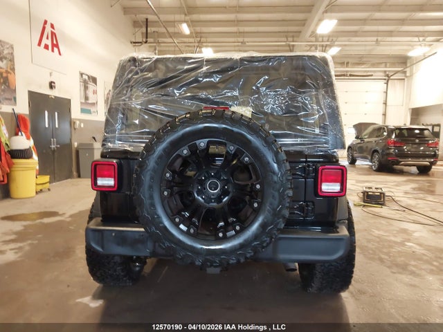 1C4HJXDG8JW138318 Jeep Wrangler Unlimited Sport