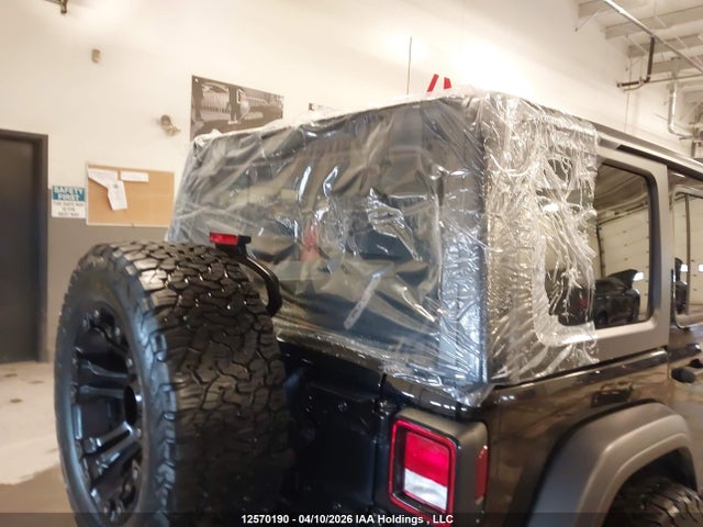 1C4HJXDG8JW138318 Jeep Wrangler Unlimited Sport