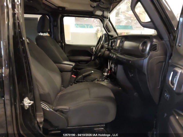 1C4HJXDG8JW138318 Jeep Wrangler Unlimited Sport