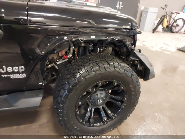 1C4HJXDG8JW138318 Jeep Wrangler Unlimited Sport