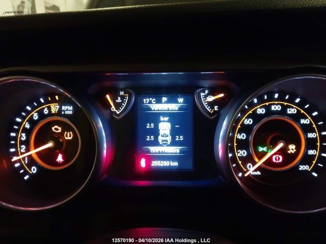1C4HJXDG8JW138318 Jeep Wrangler Unlimited Sport