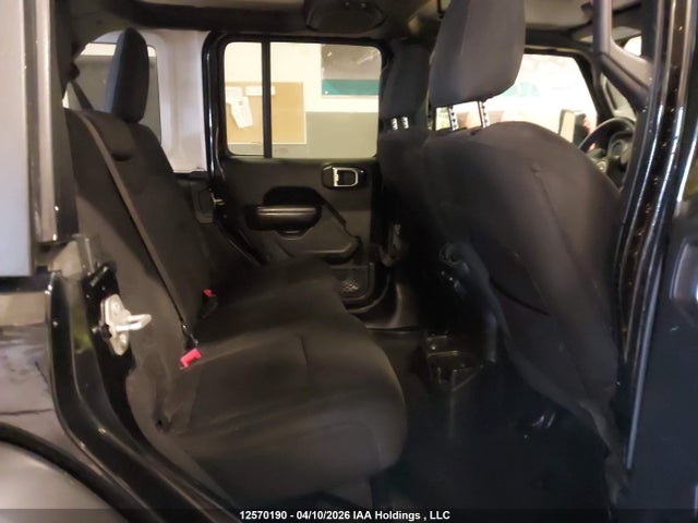 1C4HJXDG8JW138318 Jeep Wrangler Unlimited Sport