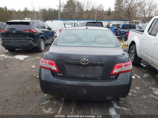 12570752 :رقم المزاد ، 4T1BF3EK6BU212461 vin ، 2011 Toyota Camry Le مزاد بيع