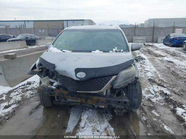 2015 Toyota Sienna Se 8 Passenger მანქანა იყიდება აუქციონზე, vin: 5TDXK3DC4FS591034, აუქციონის ნომერი: 12570888
