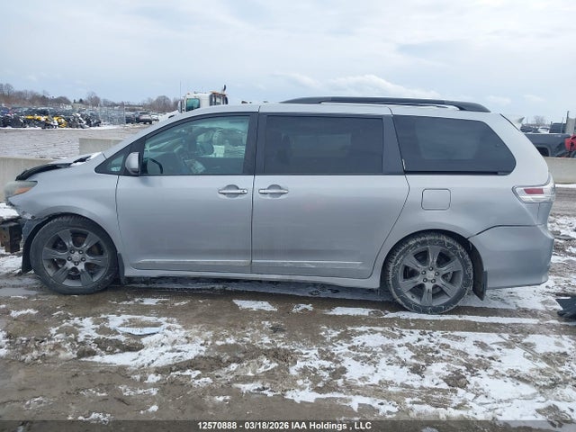 2015 Toyota Sienna Se 8 Passenger მანქანა იყიდება აუქციონზე, vin: 5TDXK3DC4FS591034, აუქციონის ნომერი: 12570888