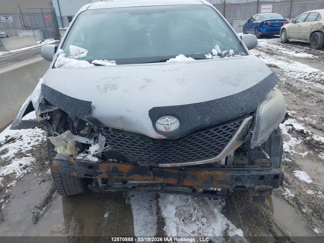 2015 Toyota Sienna Se 8 Passenger მანქანა იყიდება აუქციონზე, vin: 5TDXK3DC4FS591034, აუქციონის ნომერი: 12570888