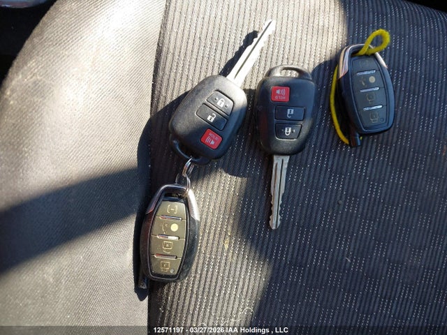 VNKKTUD33GA057302 Toyota YARIS LE
