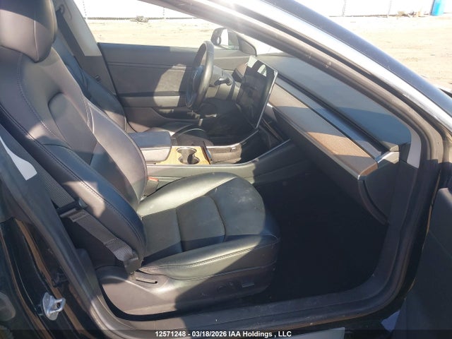12571248 :رقم المزاد ، 5YJ3E1EA6JF020973 vin ، 2018 Tesla Model 3 مزاد بيع