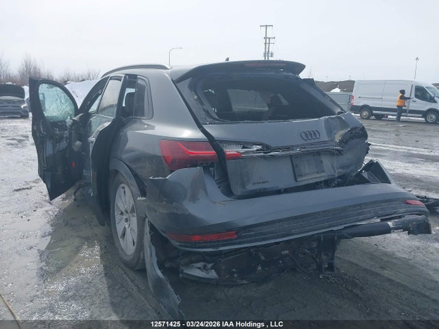 2023 Audi E-tron Chronos მანქანა იყიდება აუქციონზე, vin: WA1VAAGE1PB025654, აუქციონის ნომერი: 12571425