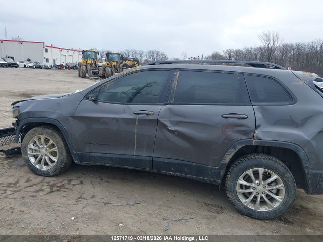 1C4PJLCB1KD246559 Jeep Cherokee Latitude