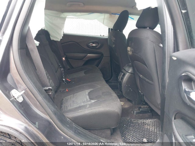 1C4PJLCB1KD246559 Jeep Cherokee Latitude