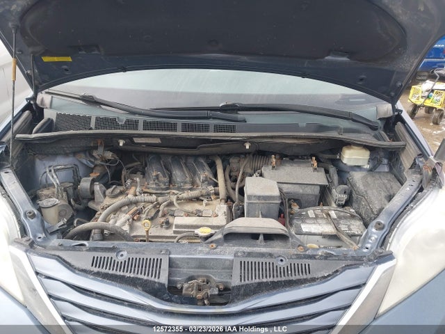 12572355 :رقم المزاد ، 5TDKK3DC2FS556468 vin ، 2015 Toyota Sienna مزاد بيع