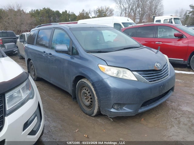 12572355 :رقم المزاد ، 5TDKK3DC2FS556468 vin ، 2015 Toyota Sienna مزاد بيع