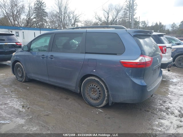 12572355 :رقم المزاد ، 5TDKK3DC2FS556468 vin ، 2015 Toyota Sienna مزاد بيع