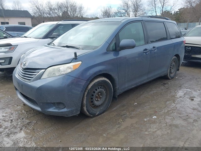 12572355 :رقم المزاد ، 5TDKK3DC2FS556468 vin ، 2015 Toyota Sienna مزاد بيع