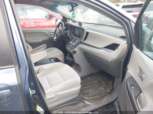 12572355 :رقم المزاد ، 5TDKK3DC2FS556468 vin ، 2015 Toyota Sienna مزاد بيع