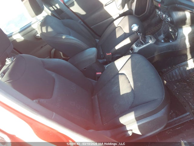 2015 Jeep Renegade Sport მანქანა იყიდება აუქციონზე, vin: ZACCJAAH2FPC40545, აუქციონის ნომერი: 12559743