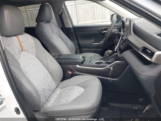 12572764 :رقم المزاد ، 5TDABRCH8PS570081 vin ، 2023 Toyota Highlander Hybrid Xle مزاد بيع