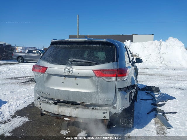 2018 Toyota Highlander მანქანა იყიდება აუქციონზე, vin: 5TDBZRFH0JS882365, აუქციონის ნომერი: 12572778