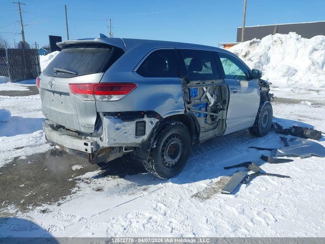 2018 Toyota Highlander მანქანა იყიდება აუქციონზე, vin: 5TDBZRFH0JS882365, აუქციონის ნომერი: 12572778