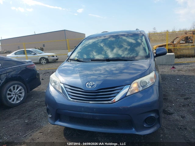 2015 Toyota Sienna Le V6 მანქანა იყიდება აუქციონზე, vin: 5TDKK3DC4FS605086, აუქციონის ნომერი: 12572910