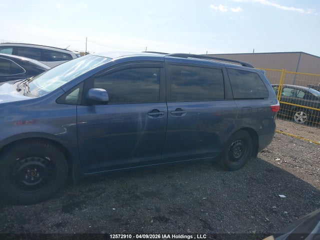 2015 Toyota Sienna Le V6 მანქანა იყიდება აუქციონზე, vin: 5TDKK3DC4FS605086, აუქციონის ნომერი: 12572910