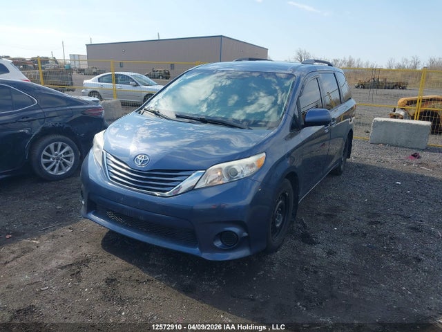2015 Toyota Sienna Le V6 მანქანა იყიდება აუქციონზე, vin: 5TDKK3DC4FS605086, აუქციონის ნომერი: 12572910