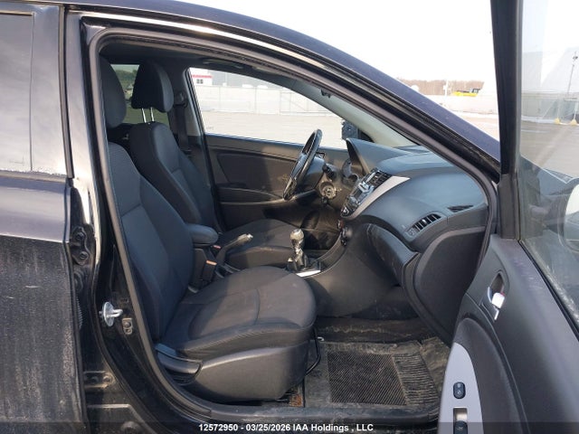 12572950 :رقم المزاد ، KMHCU5AE2FU226885 vin ، 2015 Hyundai Accent Gls/se مزاد بيع