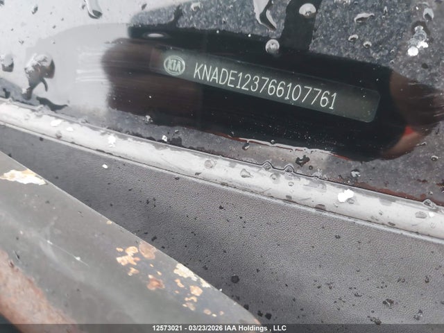 12573021 :رقم المزاد ، KNADE123766107761 vin ، 2006 Kia Rio مزاد بيع
