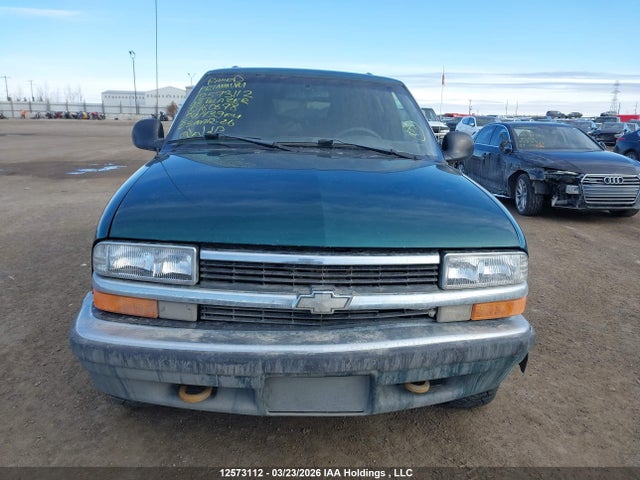 12573112 :رقم المزاد ، 1GNDT13WXW2160678 vin ، 1998 Chevrolet Blazer Ls/lt مزاد بيع