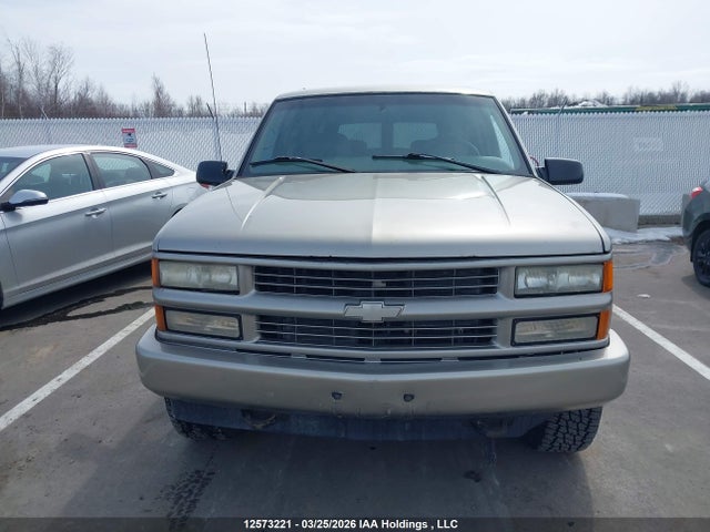12573221 :رقم المزاد ، 3GNFK16R8XG200234 vin ، 1999 Chevrolet Suburban K1500 مزاد بيع