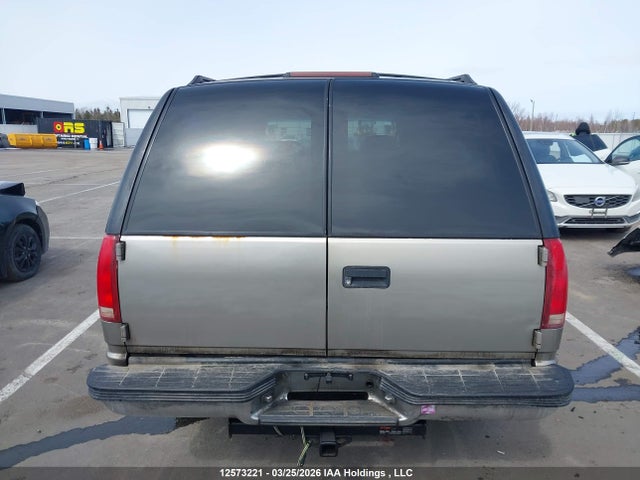 12573221 :رقم المزاد ، 3GNFK16R8XG200234 vin ، 1999 Chevrolet Suburban K1500 مزاد بيع