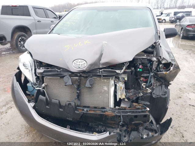 5TDZK3DC9FS628572 Toyota Sienna
