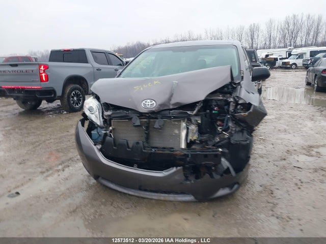 5TDZK3DC9FS628572 Toyota Sienna