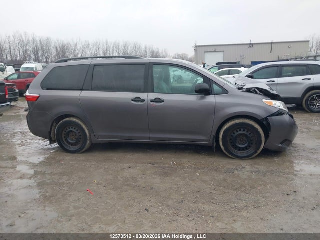 5TDZK3DC9FS628572 Toyota Sienna