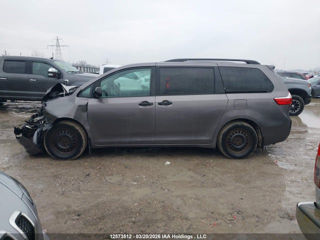 5TDZK3DC9FS628572 Toyota Sienna