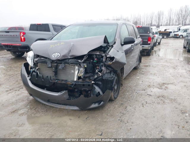 5TDZK3DC9FS628572 Toyota Sienna