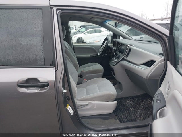 5TDZK3DC9FS628572 Toyota Sienna