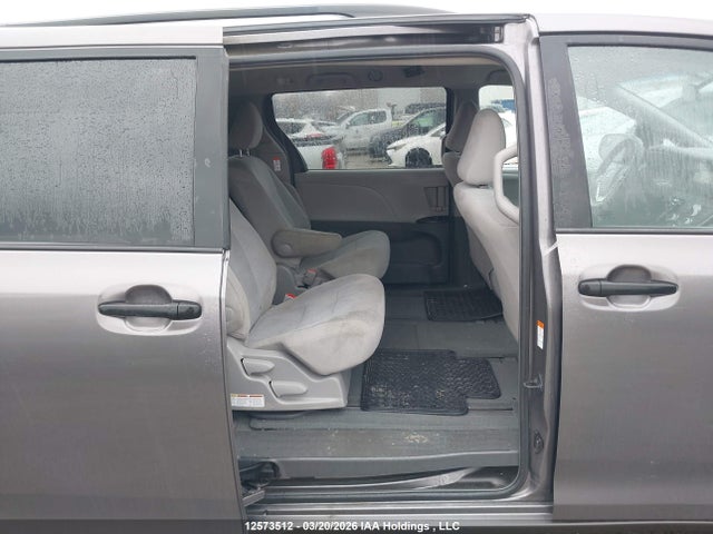 5TDZK3DC9FS628572 Toyota Sienna