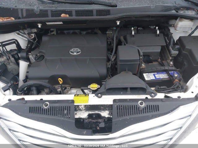 12573750 :رقم المزاد ، 5TDDK3DC8BS022958 vin ، 2011 Toyota Sienna Xle/limited مزاد بيع