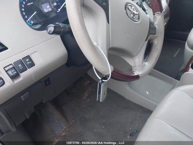 12573750 :رقم المزاد ، 5TDDK3DC8BS022958 vin ، 2011 Toyota Sienna Xle/limited مزاد بيع