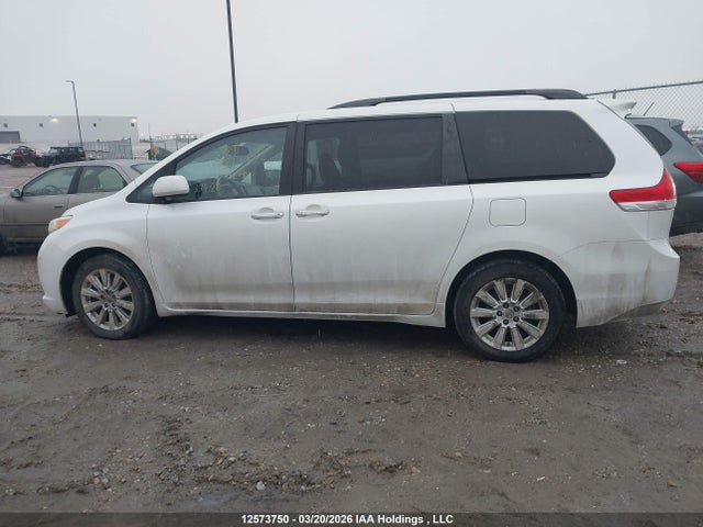 12573750 :رقم المزاد ، 5TDDK3DC8BS022958 vin ، 2011 Toyota Sienna Xle/limited مزاد بيع