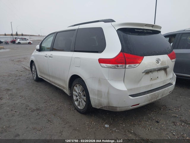 12573750 :رقم المزاد ، 5TDDK3DC8BS022958 vin ، 2011 Toyota Sienna Xle/limited مزاد بيع