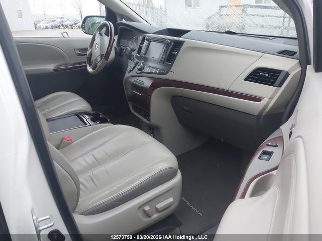 12573750 :رقم المزاد ، 5TDDK3DC8BS022958 vin ، 2011 Toyota Sienna Xle/limited مزاد بيع