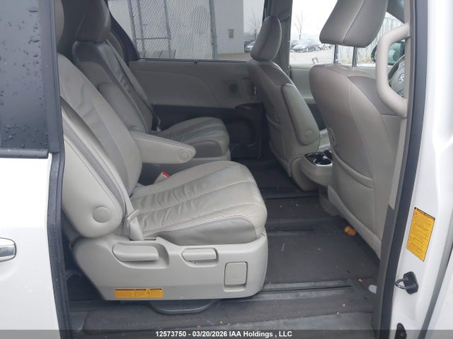 12573750 :رقم المزاد ، 5TDDK3DC8BS022958 vin ، 2011 Toyota Sienna Xle/limited مزاد بيع