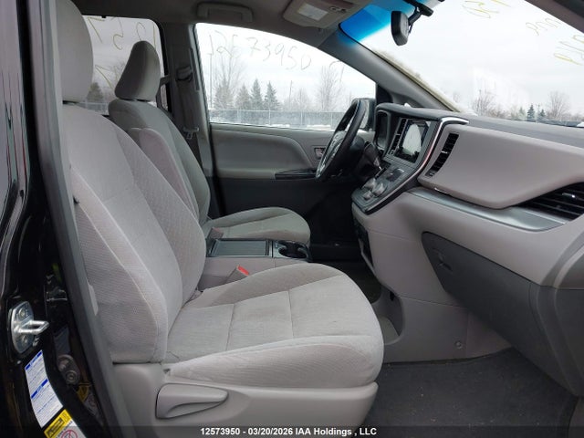 2017 Toyota Sienna Le 7 Passenger მანქანა იყიდება აუქციონზე, vin: 5TDJZ3DC1HS179769, აუქციონის ნომერი: 12573950